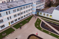 plac przed szkołą (z góry)